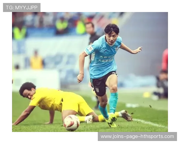 大连英博王禹中场控制节奏助力进攻