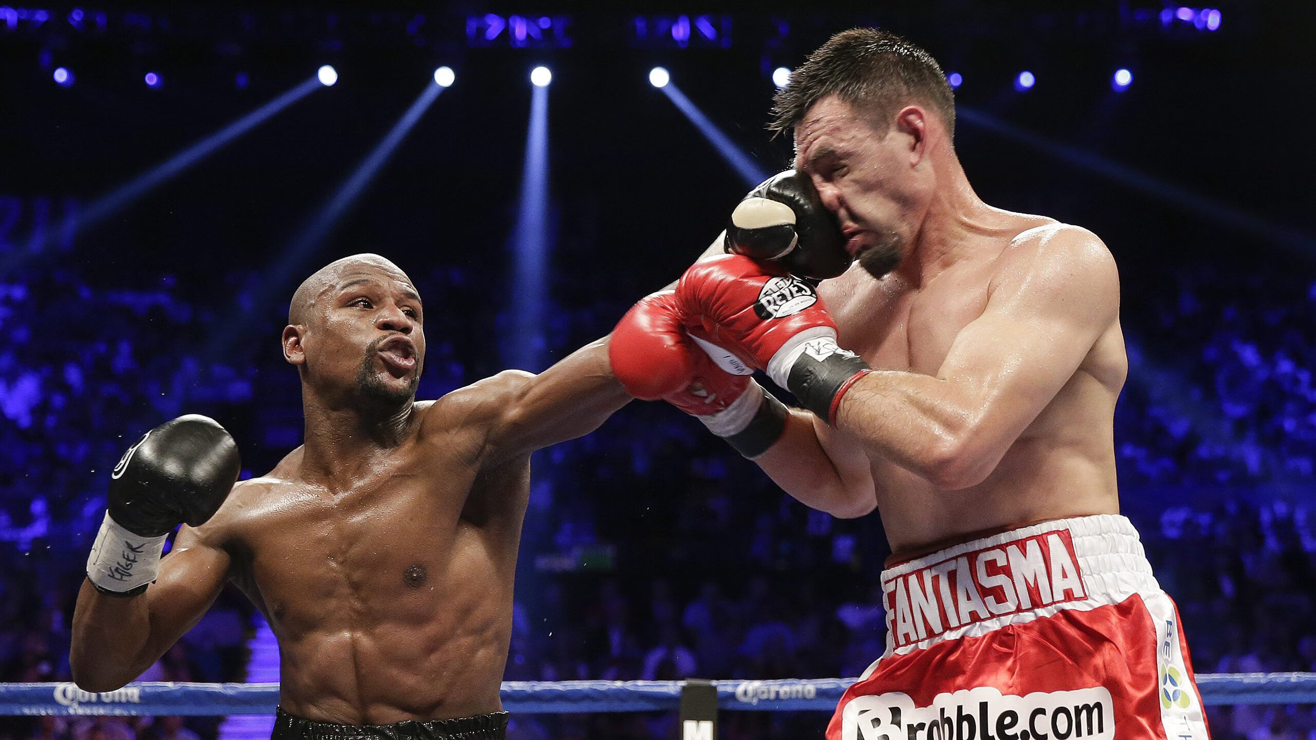 全国拔河公开赛 决赛现场“人墙对人墙”场面震撼